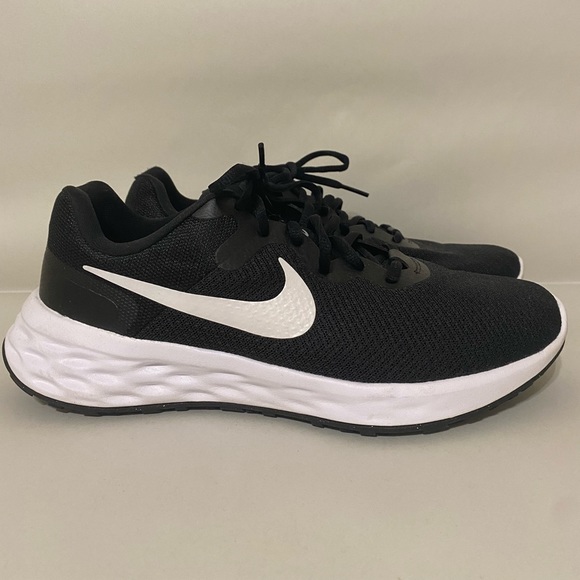 Black and white Nike running shoes. New. Size 9.5. - Picture 3 of 4